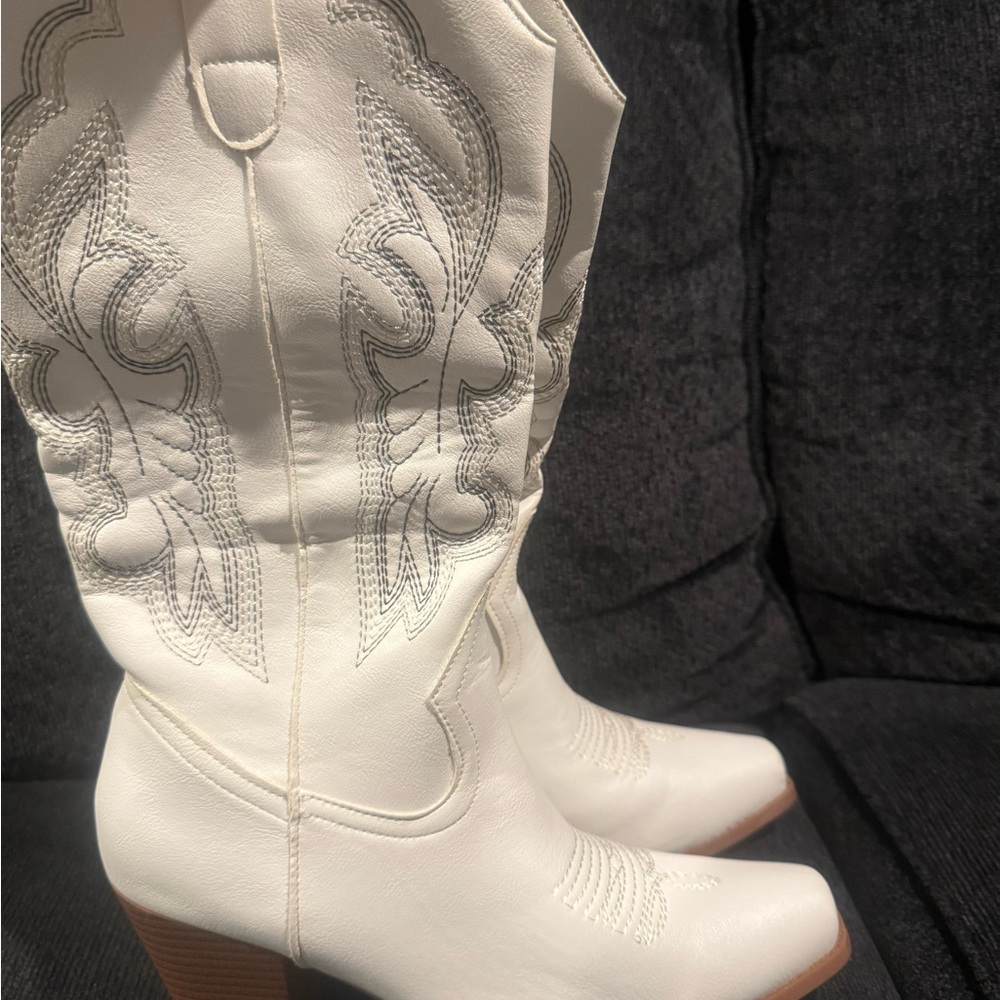 White Western-Style Women's Boots - Picture 6 of 7